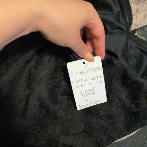 Black gown - Picture 5 of 6